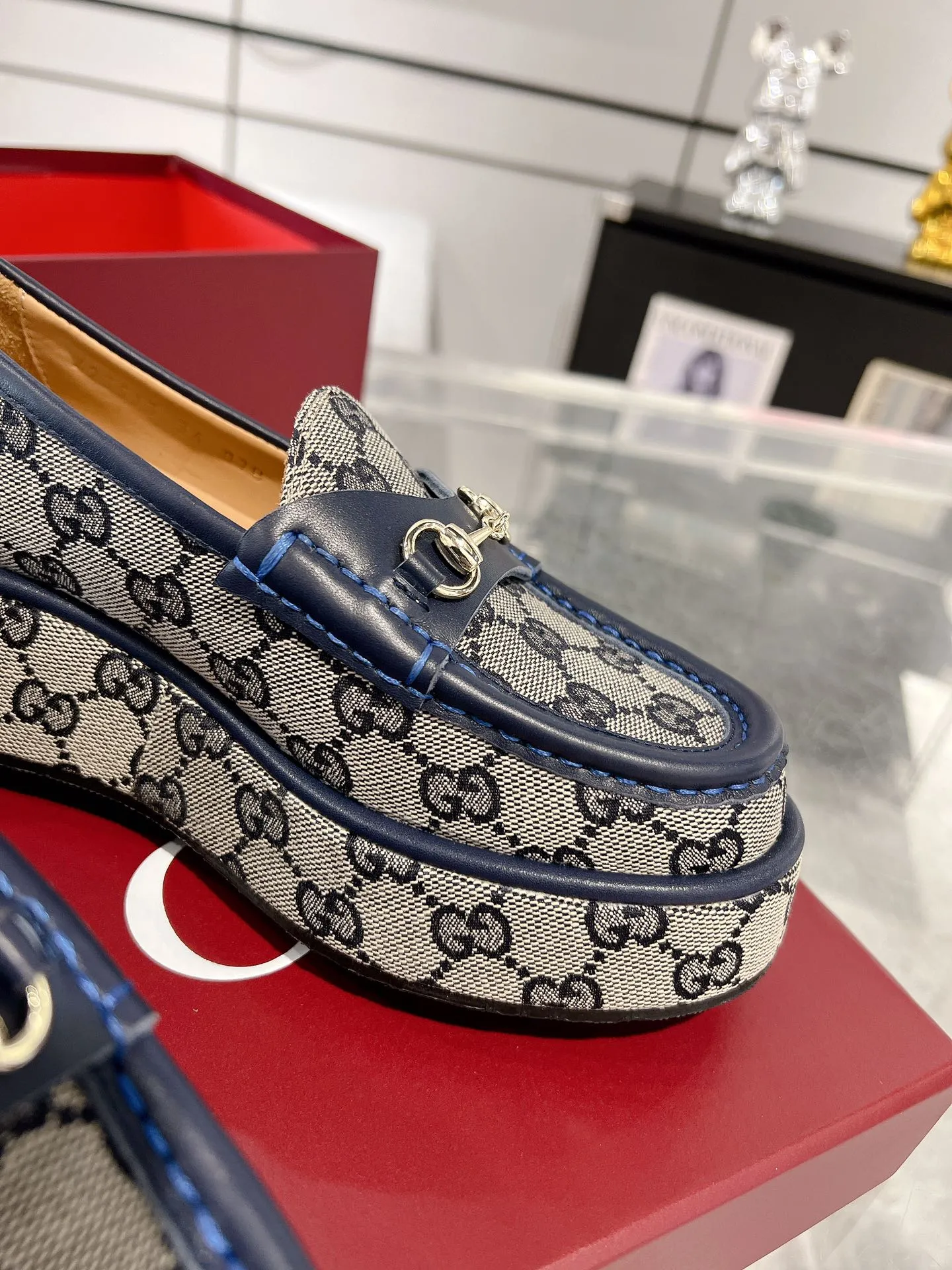 👟👟Ex-factory price 640👟👟 Leather surface 💰Gucci’s latest women’s horsebit wedge loafers ❗️❗️ Original purchase, development and production. The brand’s classic elements inject timeless style into this exquisite horsebit loafer. Glossy leather is paired with light gold-tone hardware. Wedge detailing adds a personal touch to a classic style. Original customized cowhide. Original customized soft sheepskin lining. Original molded leather with rubber outsole. Bottom thickness: 2.5CM in the front and 5cm in the back. Number of yards: 35-41 (custom-made 40 and 41 are non-refundable)